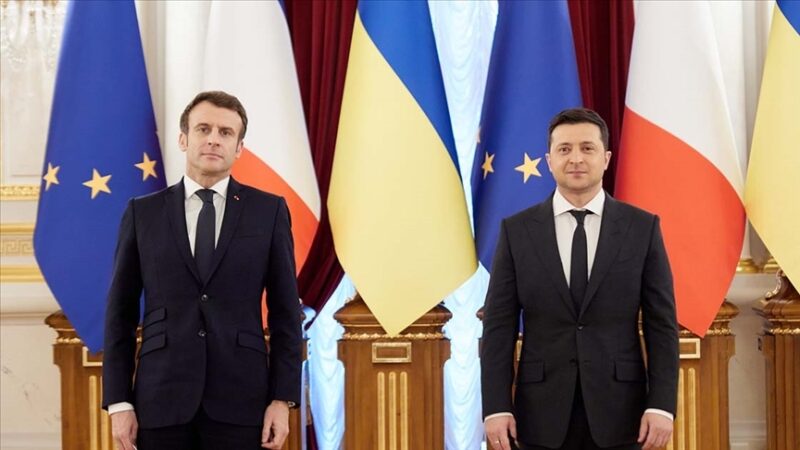 Fransa Cumhurbaşkanı Emmanuel Macron ve Ukrayna Devlet Başkanı Volodimir Zelenski,