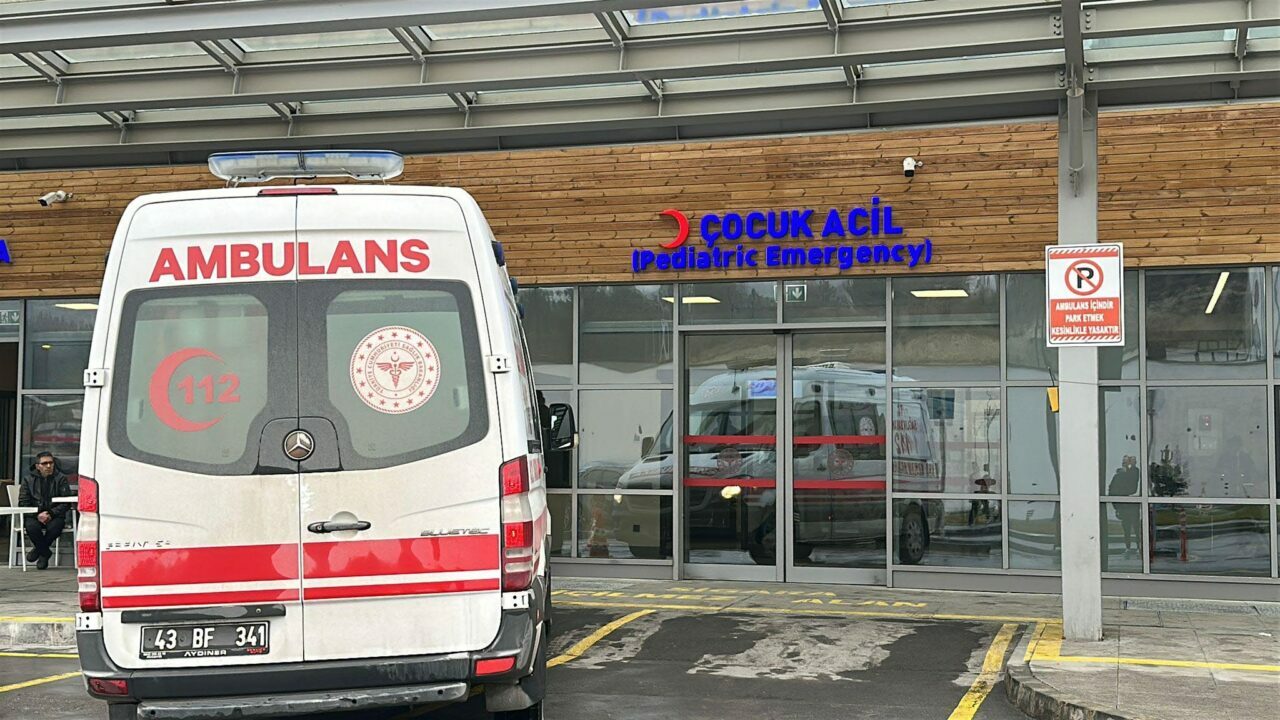 Ücretsiz dağıtılan çikolataları yiyen 20 öğrenci hastanelik oldu