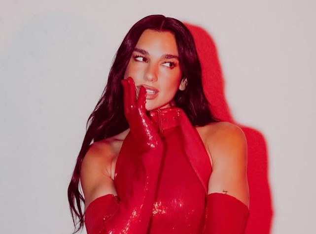 Minik bikiniyle ayna pozu! Yaktı geçti…