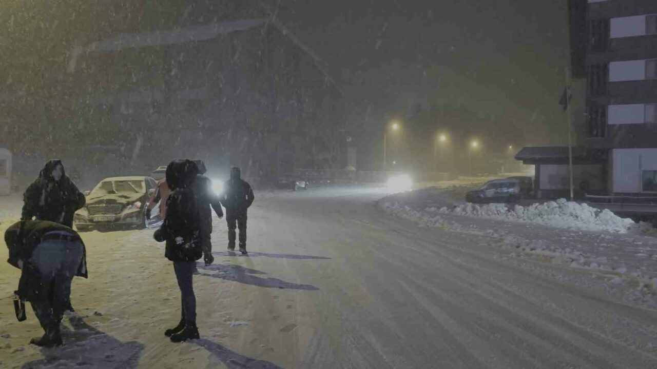 Uludağ’da kar yağışı! Yeniden beyaza büründü Uludağ’da kar yağışı! Yeniden beyaza büründü