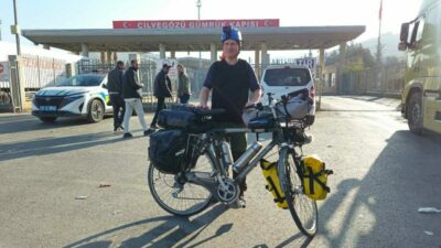 Umre için bisikletle yola çıktı