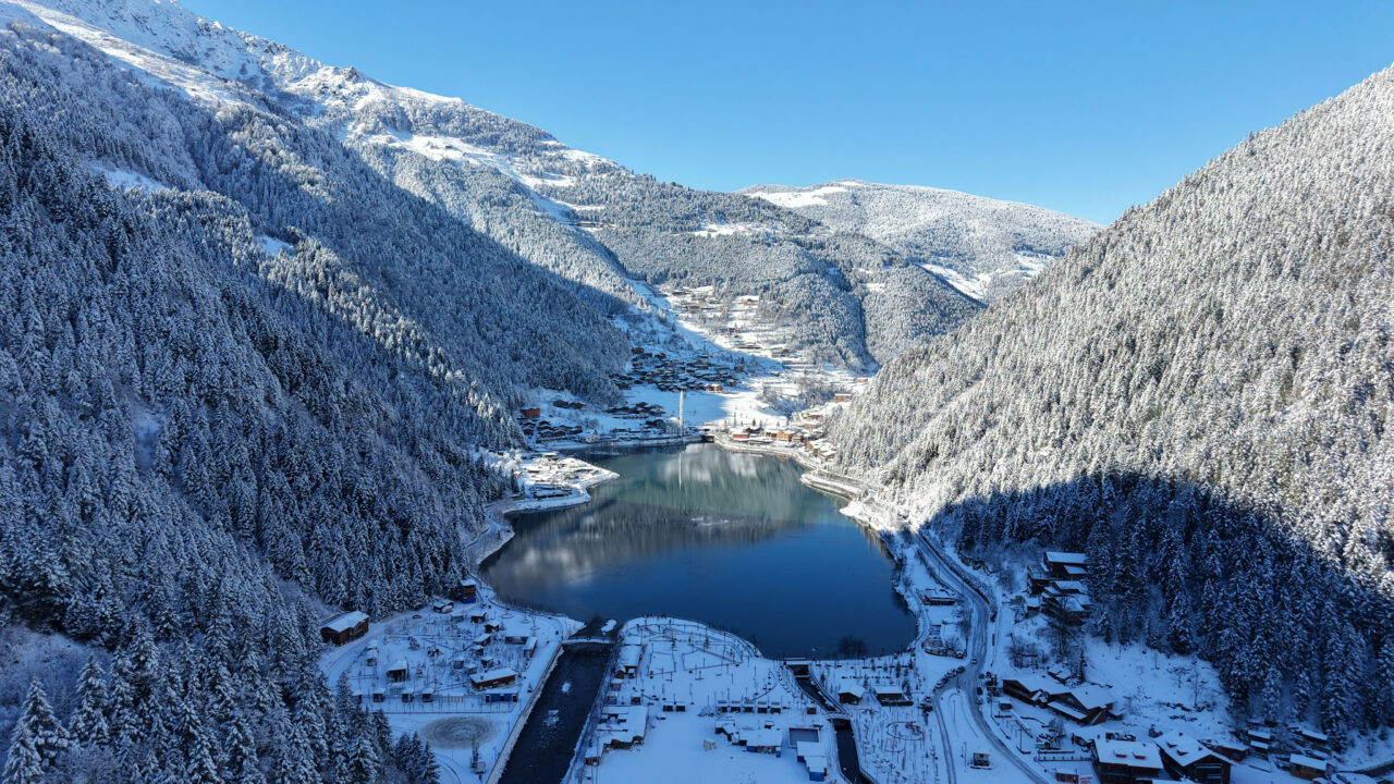 Uzungöl’de kar yağışı sonrası seyirlik manzara