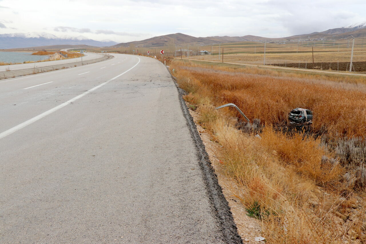 Van’da otomobilin sazlık alana düşmesi sonucu 5 kişi yaralandı Van’da otomobilin sazlık alana düşmesi sonucu 5 kişi yaralandı