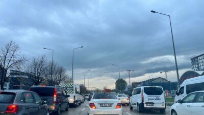 Bursa’da yağmurla başlayan pazartesi trafiği kilitledi