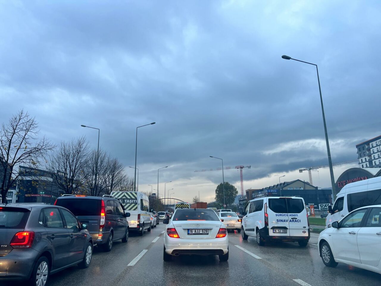 Bursa’da yağmurla başlayan pazartesi trafiği kilitledi