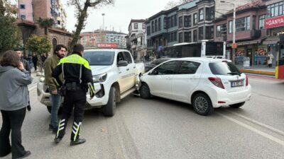 Bursa’nın en işlek caddesinde feci kaza! Hasar büyük…
