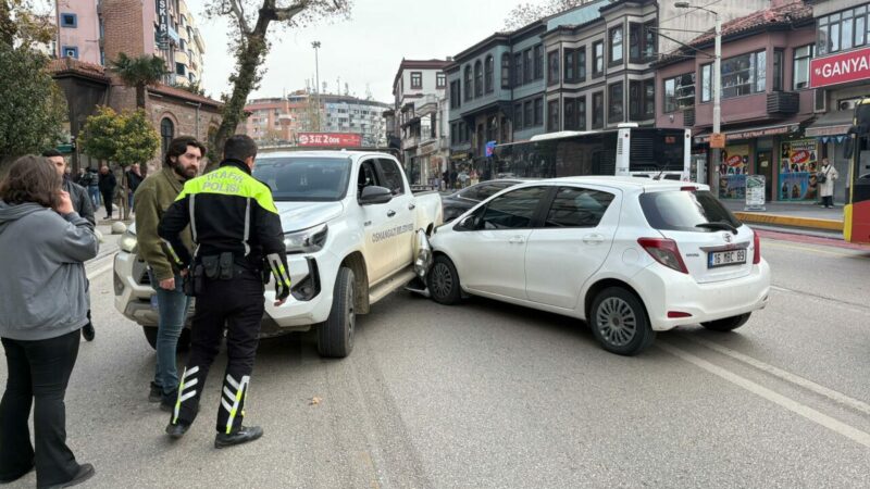 Bursa’nın en işlek caddesinde feci kaza! Hasar büyük…