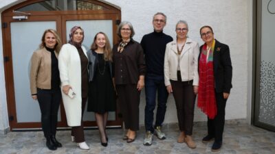 Bursa’da moda rüzgarı! Ünlü modacı Özgür Masur Bursa Olgunlaşma Enstitüsü’nde