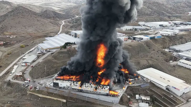 Kimya fabrikasında yangın! Kimya fabrikasında yangın!