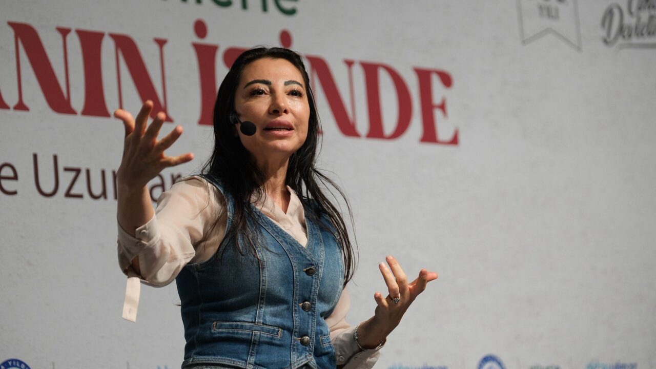 Bursa’da Ayten Dide Uzunlar’a yoğun ilgi Bursa’da Ayten Dide Uzunlar’a yoğun ilgi