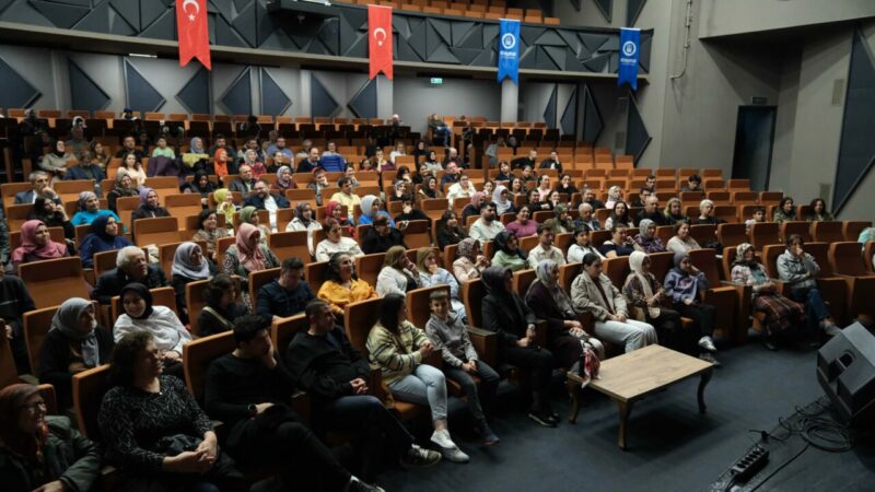 Bursa Yıldırım’da nostalji ve kahkaha dolu gece Yıldırımlılar, "Gülümseten Hatıralar" interaktif müzikli gösteri ile kahkaha dolu unutulmaz