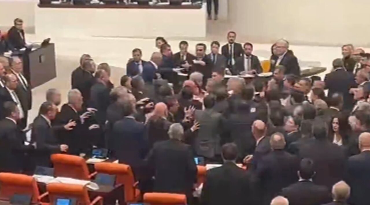 TBMM’de yumruklu kavga! Vekiller birbirine girdi…