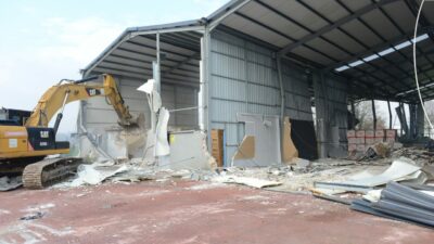 Bursa’daki kaçak yapılara yıkım