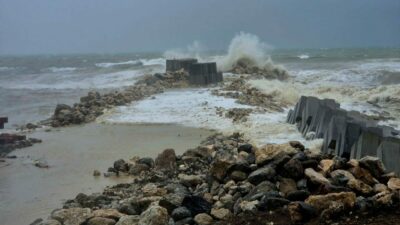 Zonguldak’ta fırtına nedeniyle dalga boyu 4 metreye ulaştı