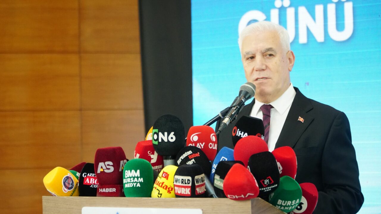 Başkan Mustafa Bozbey, AK Parti’ye geçeceği yönündeki iddialara yanıt verdi Başkan Mustafa Bozbey, AK Parti’ye geçeceği yönündeki iddialara yanıt verdi