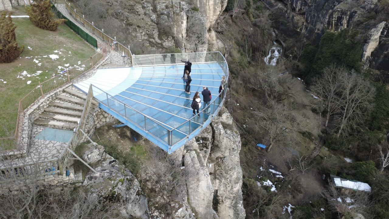 Cam seyir terasına ziyaretçi akını!