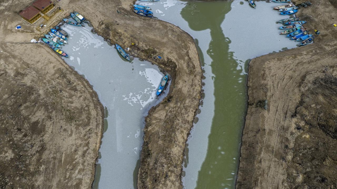 Etkisini artıran soğuk hava nedeniyle buzla kaplandı!