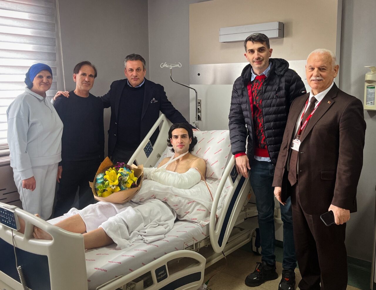 Kolu kırılan Bursasporlu futbolcu ameliyat oldu