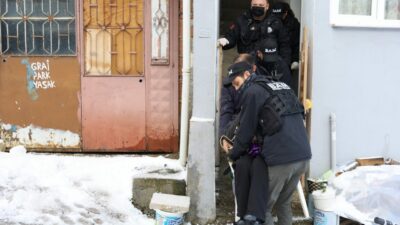 Bursa’da karda mahsur kaldı, Büyükşehir hayata yol açtı!