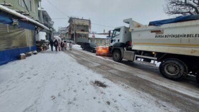 Bursa’da kar mesaisi: Toplam 129 yol açıldı!