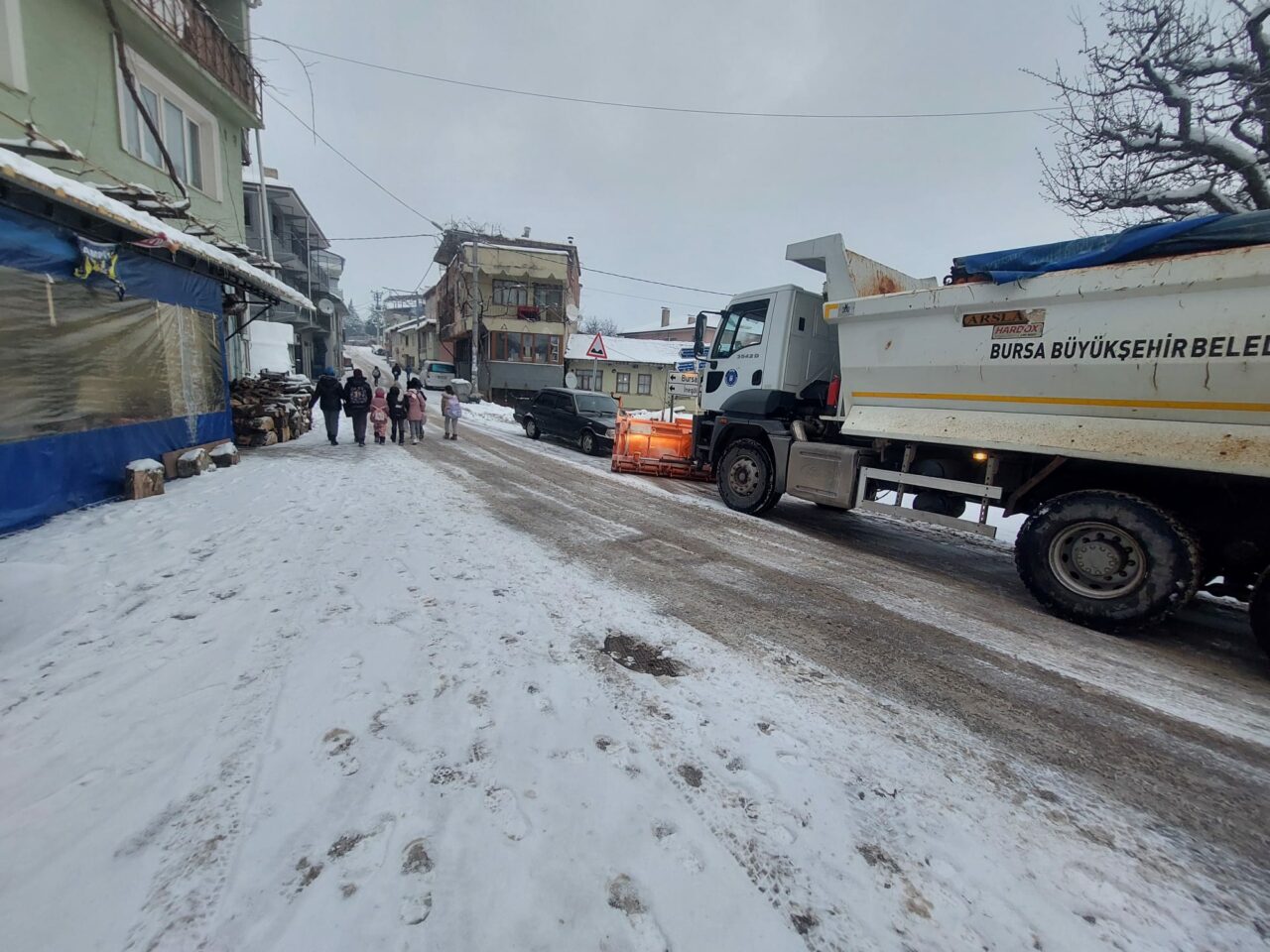 Bursa’da kar mesaisi: Toplam 129 yol açıldı! Bursa’da kar mesaisi: Toplam 129 yol açıldı!