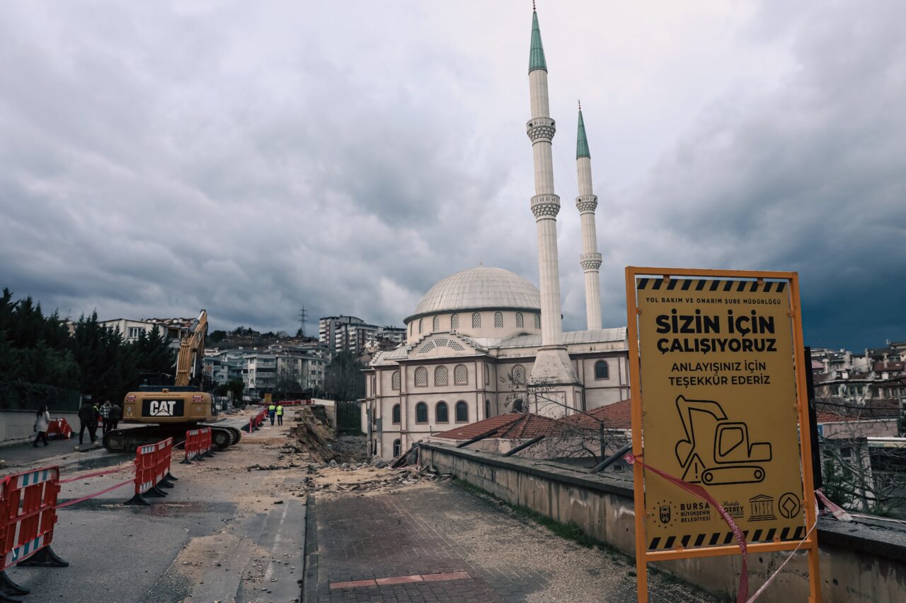 Bursa’da trafik akışını aksatıyordu! O duvar yenileniyor