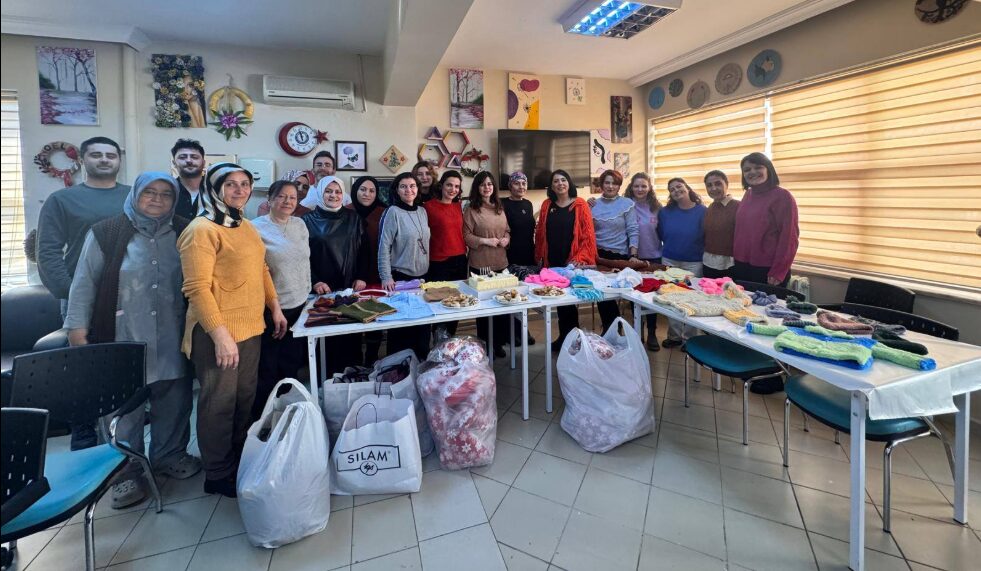 Bursa’da vatandaşlar bağışlıyor, hastalar örüyor, bebekler giyiyor!