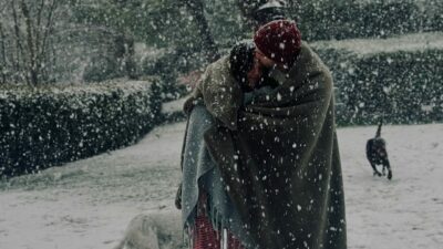 Oyuncu çiftten kar altında aile pozu!