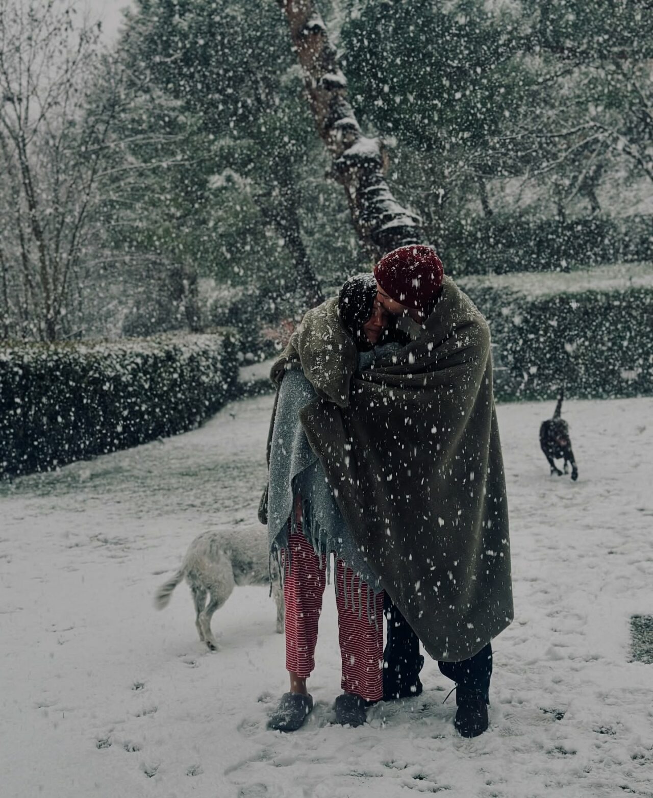 Oyuncu çiftten kar altında aile pozu! Oyuncu çiftten kar altında aile pozu!