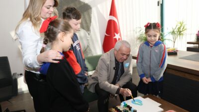 Başkan Özdemir’den farkındalık resmi! Minik İpek’in davetini kırmadı…