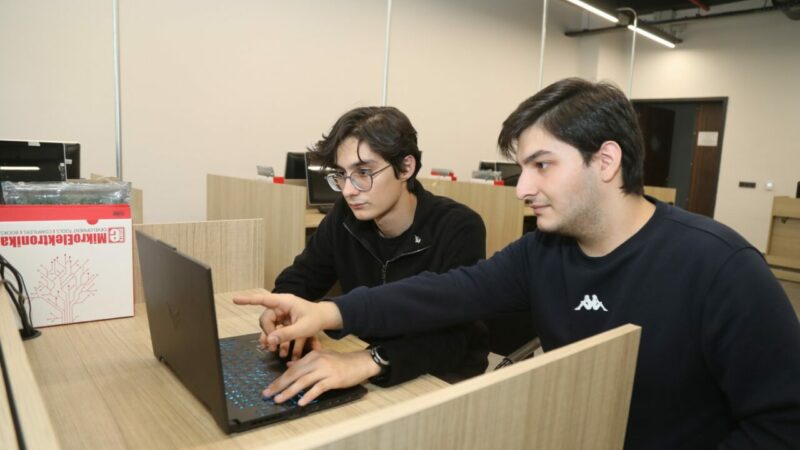 BTÜ öğrencilerinden uçaklarla ilgili dikkat çeken proje! BTÜ öğrencileri, TUSAŞ uçaklarının uçuş kontrol sistemlerini iyileştirecek bir projeye