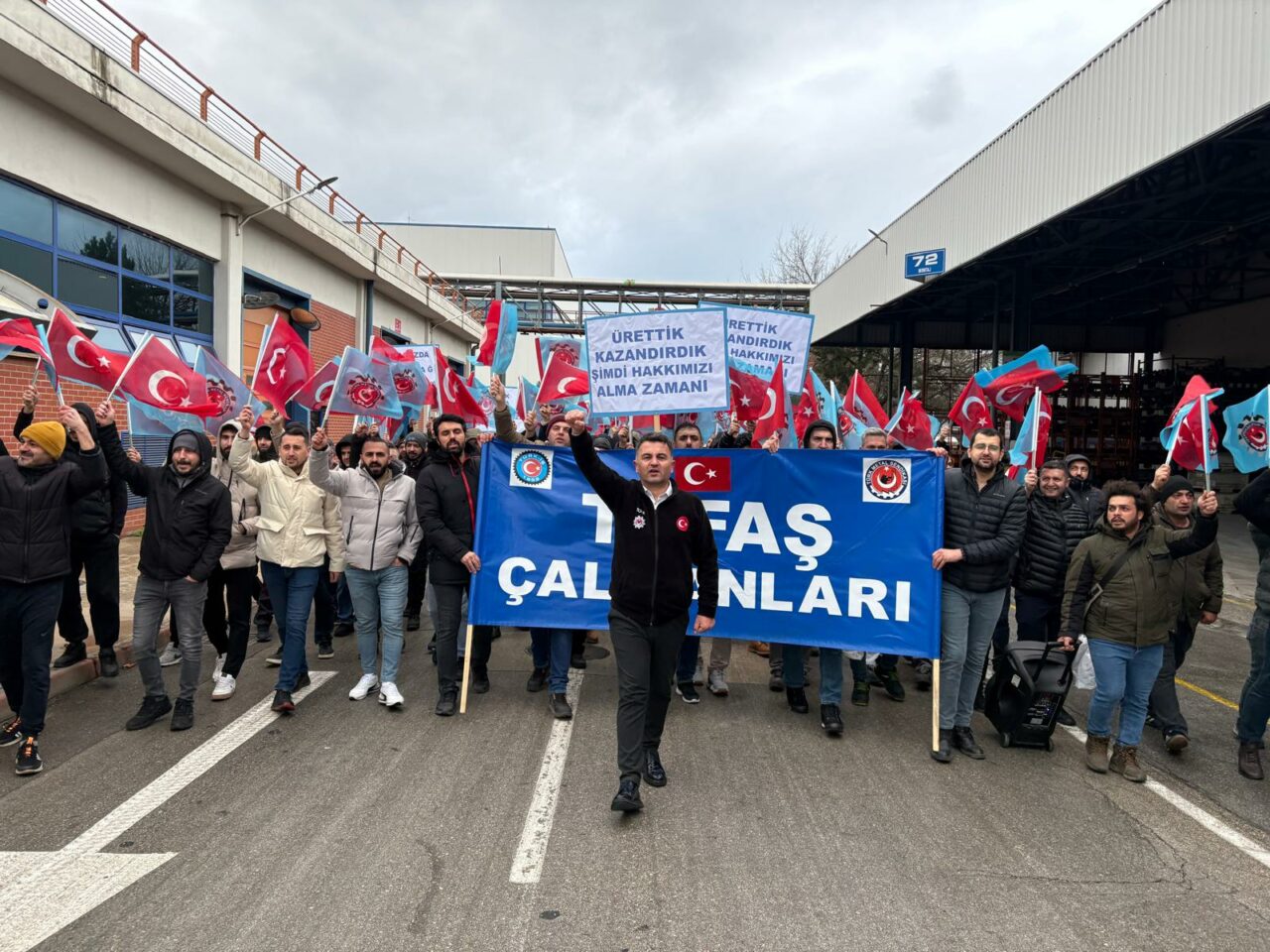 Bursa’nın dev fabrikası Tofaş’ta eyleme devam Bursa’nın dev fabrikası Tofaş’ta eyleme devam