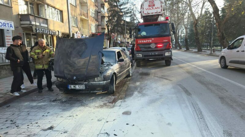 Bursa'nın İnegöl ilçesinde seyir halindeki otomobilde çıkan yangın, itfaiye ekiplerince