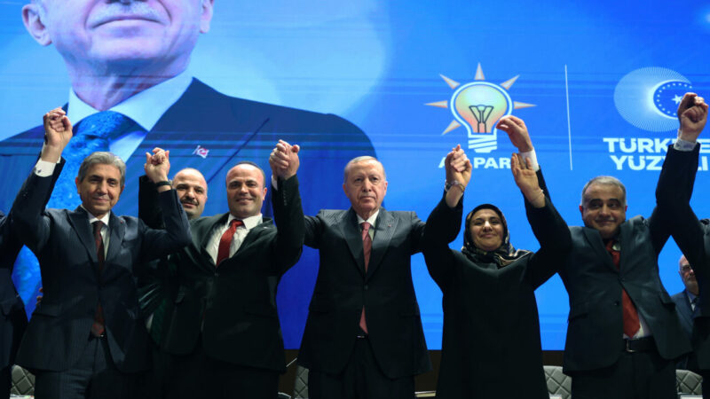 Cumhurbaşkanı Erdoğan, AK Parti'ye katılan belediye başkanlarına rozetlerini taktı.