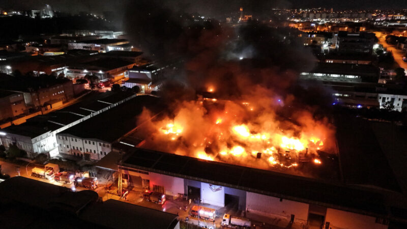 Bursa'nın Nilüfer ilçesinde bir fabrikada çıkan yangın, ekiplerin yaklaşık 4