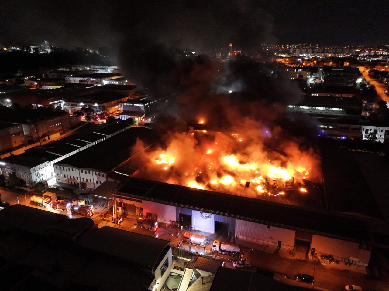 Bursa’da fabrika yangını! Geceyi alevler aydınlattı…