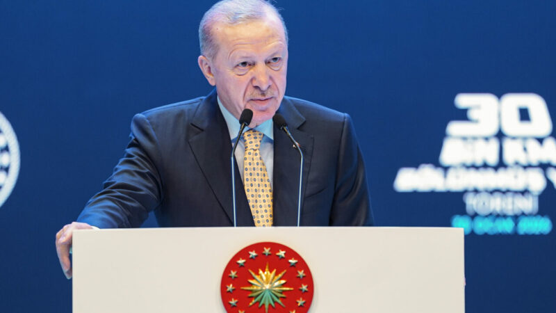 Cumhurbaşkanı Erdoğan’dan CHP’ye tepki: ‘Rüşvet almadıysanız bu telaş hali neden?’ Cumhurbaşkanı Recep Tayyip Erdoğan, yolsuzluk ve rüşvet soruşturmaları üzerinden CHP'ye