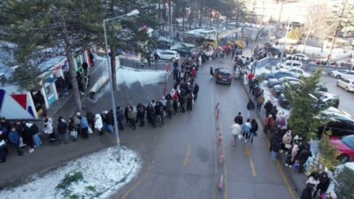 Bursalılar metrelerce kuyruk oluşturdu! Zirveye akın var…