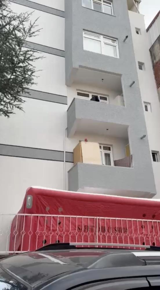 Bursa’da korku dolu anlar; Teslim olmamak için kendini balkona kilitledi
