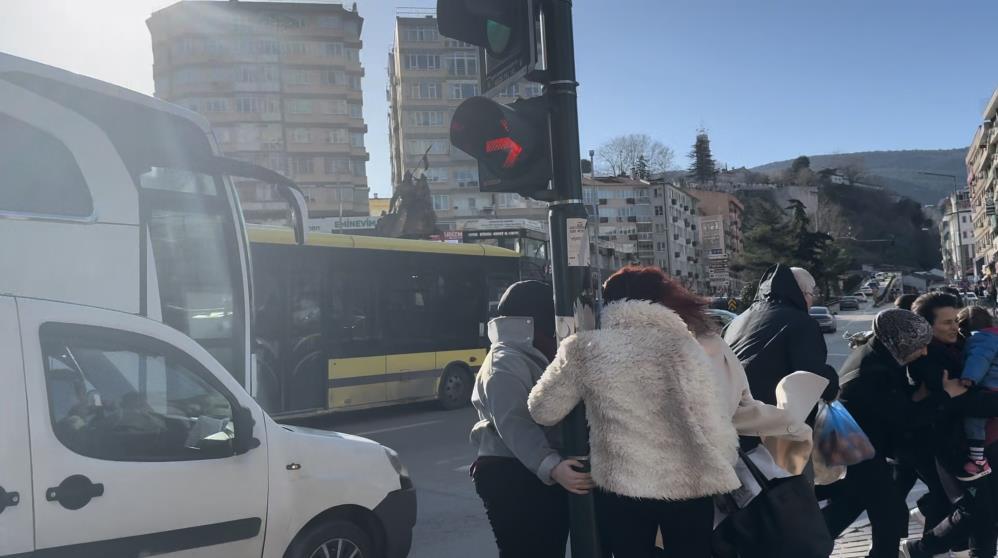 Bursalıların lodosla zor sınavı! Trafik lambasına tutundular