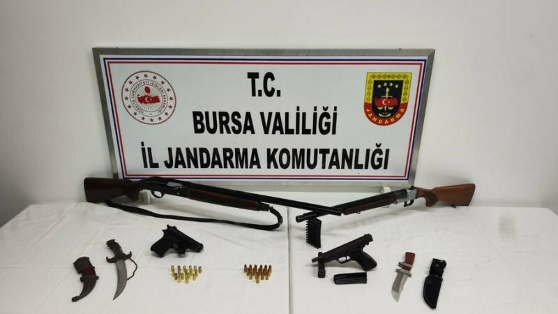 Bu silahlar Bursa’da yakalandı Bursa'nın İznik ilçesinde düzenlenen operasyonda çok sayıda ruhsatsız silah ve