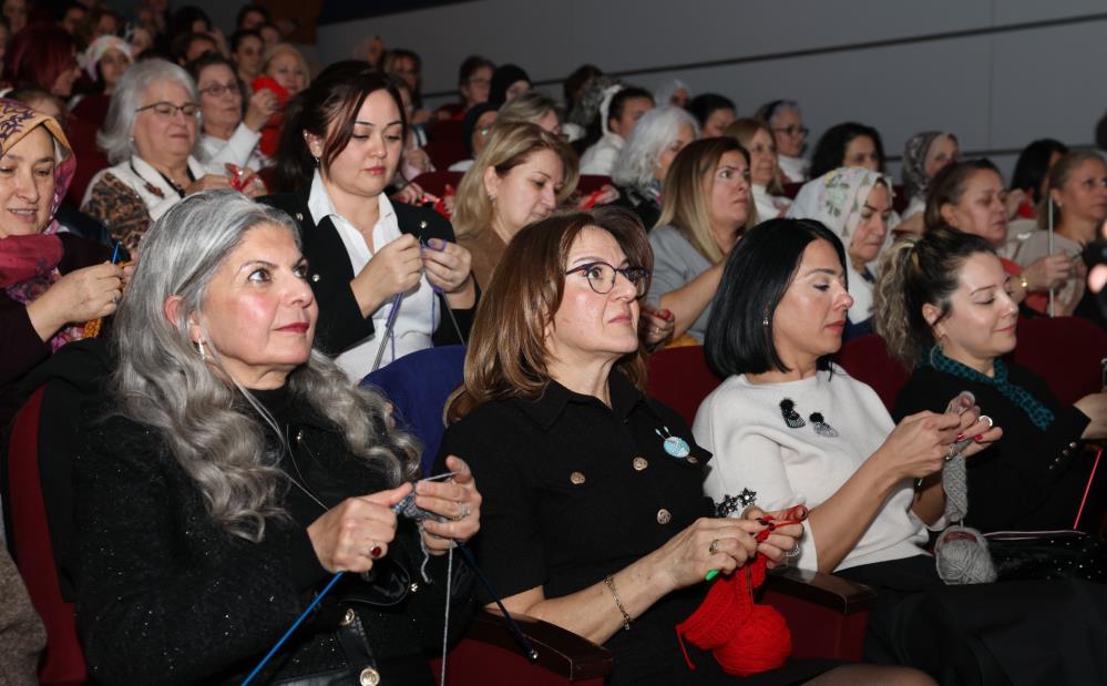 Bursa’da yüzlerce kadın film izleyip çocuklar için örgü ördü!