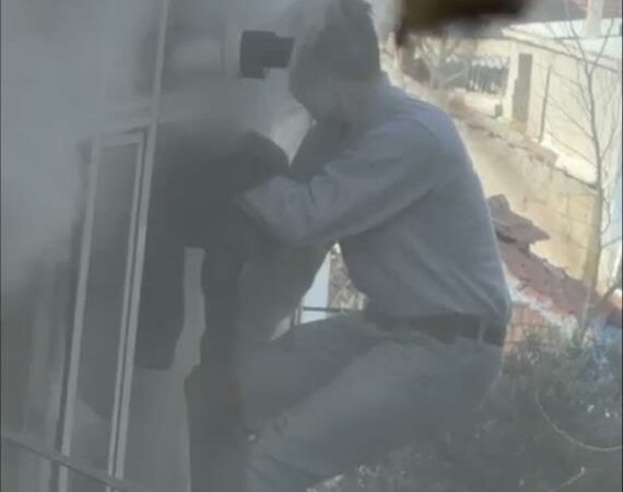 Bursa’da yangın faciası; Yatalak adam ve kedisi kurtarılamadı Bursa'nın Karacabey ilçesinde 4 katlı bir apartmanın birinci katında yalnız