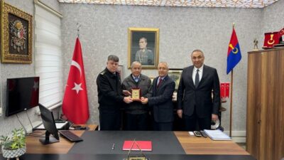 Bursalı çiftçi 70 milyon liralık mal varlığını Jandarma’ya bağışladı Bursalı çiftçi 70 milyon liralık mal varlığını Jandarma’ya bağışladı