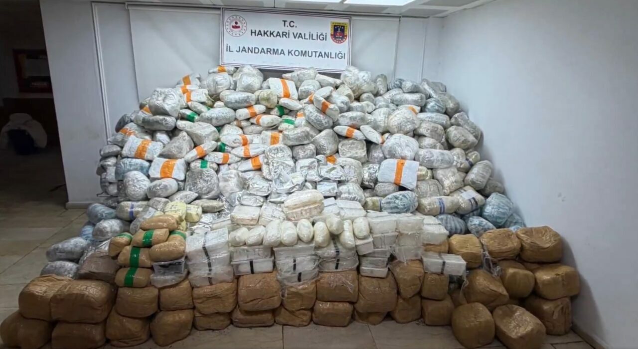 Bakan Yerlikaya duyurdu! 860 kilo uyuşturucu ele geçirildi