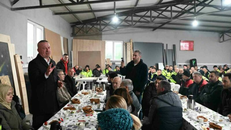 Başkan Karabatı, emekçileri kahvaltıda ağırladı Karacabey Belediye Başkanı Fatih Karabatı, ilçenin dört bir yanında fedakârca