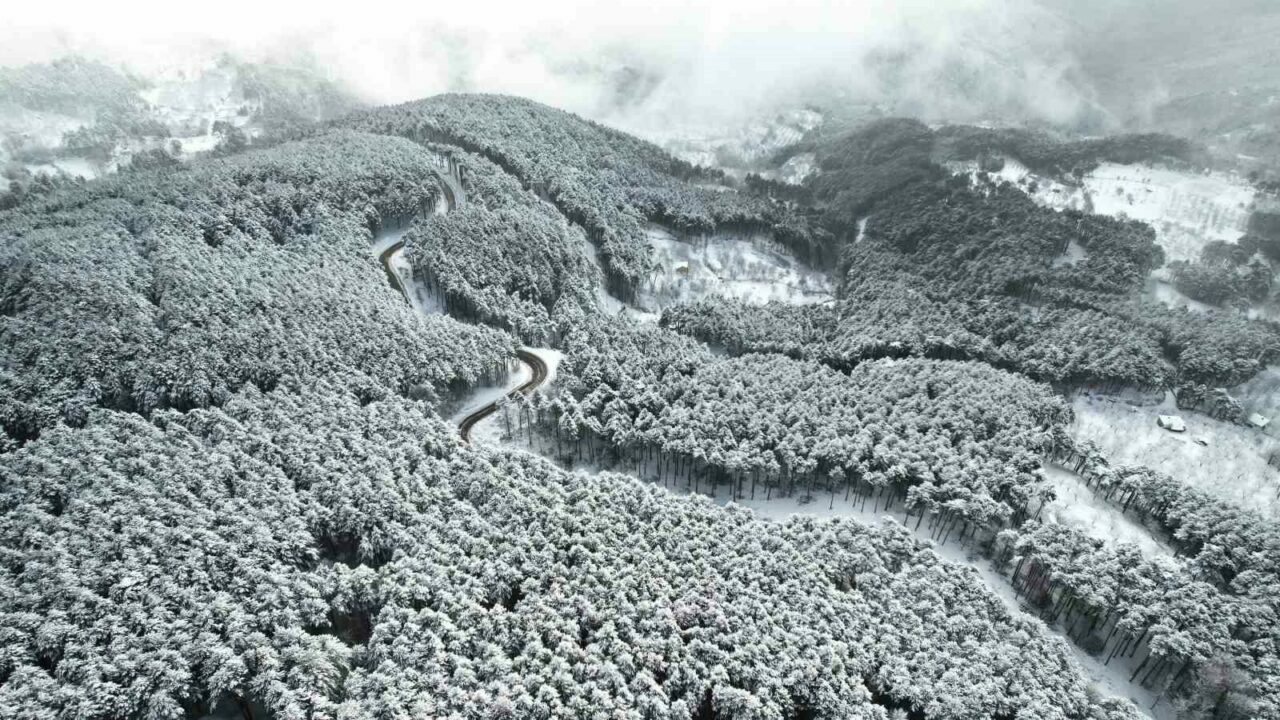 Beyaz örtüyle Uludağ’ın virajları görsel şölene dönüştü
