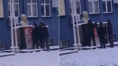 Görüntüler Bursa’dan… Atatürk büstünü böyle temizlediler
