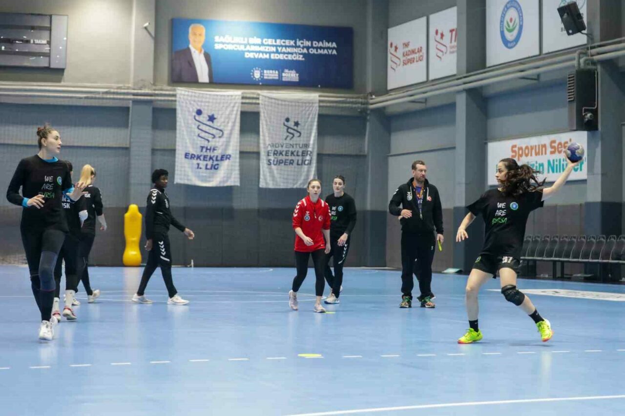 Bursa Büyükşehir Hentbol Avrupa’da dolu dizgin