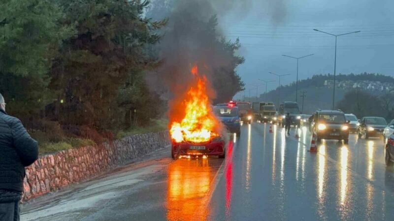 Mudanya Yolu’nda motor arızası nedeniyle duran otomobil, kısa sürede alevlere